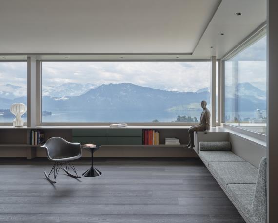 Wohnung Meggen Sitzbank und Sideboard mit Blick auf den Vierwaldstättersee