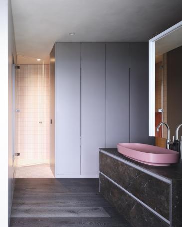 Wohnung Meggen freistehender Waschtisch mit rosa Becken und Blick in die Dusche