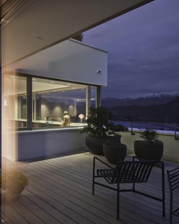 Wohnung Meggen Terrasse bei Nacht
