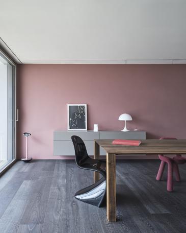 Wohnung Meggen Esstisch vor rosafarbener Wand mit Sideboard