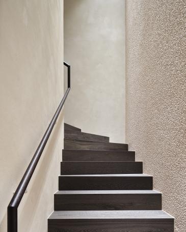 8_Wohnung Meggen Treppenwand mit rosafarbenem Mosaik und Holzhandlauf