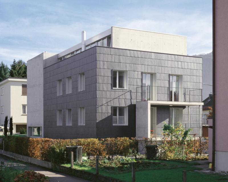 House Siebnen with cladding of natural slate and extension in concrete