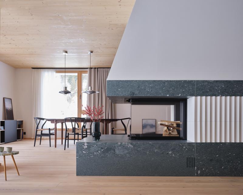 Haus Elva Andermatt Cheminée mit Salvan Naturstein und Blick auf den Essplatz