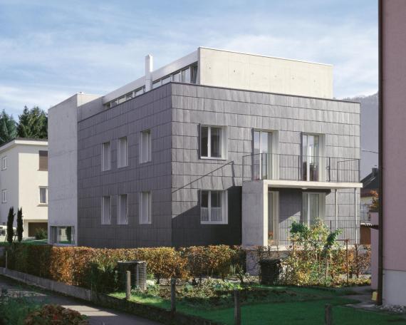 House Siebnen with cladding of natural slate and extension in concrete