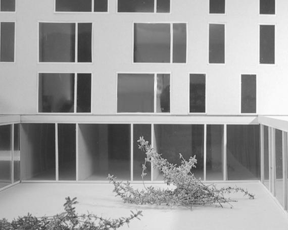 Wettbewerb Altersheim Schattdorf Gang mit Blick von den Zimmern in den zentralen Hof in Zusammenarbeit mit DWarch 