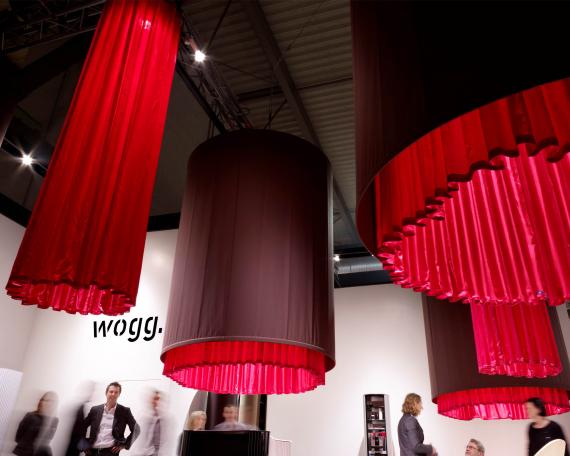 Möbelmesse Mailand 2010 Detail Inszenierung für Wogg mit hängenden Zylinderleuchten aus Stoff 