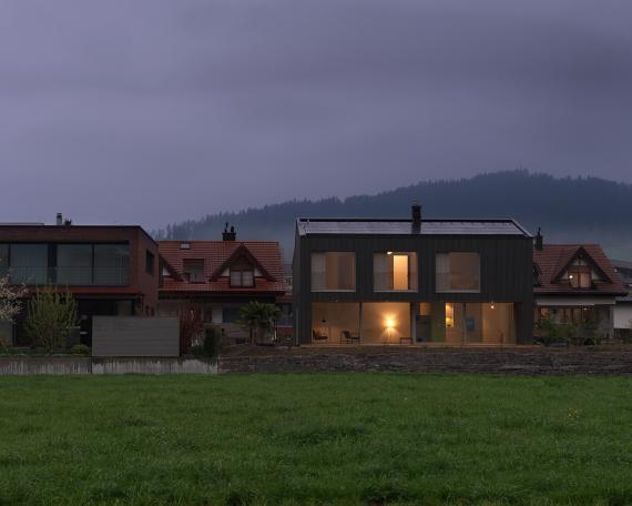 haus wangen fassade sued beim eindunkeln mit buchberg im hintergrund