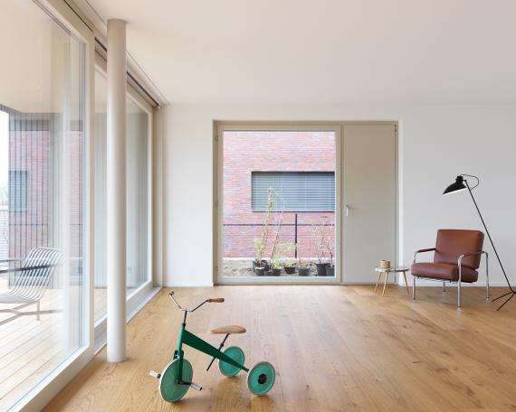 House Wangen_8_Living room with oak parquet and view of the clinker brick house