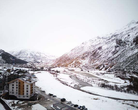 Haus Elva Andermatt von aussen und Blick in die Reussebene