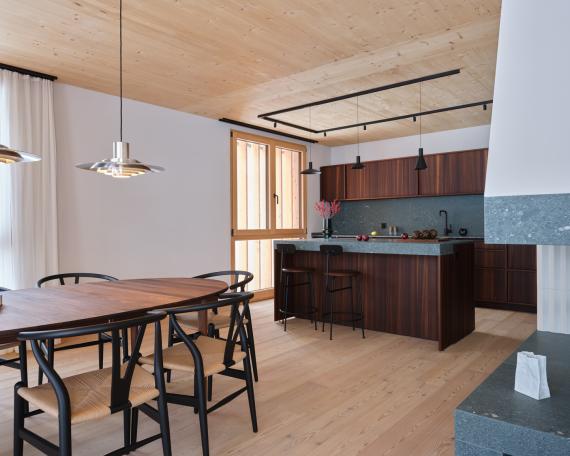 Haus Elva Andermatt Essbereich mit Küche