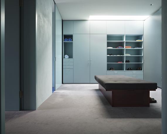 Haus Baden Ankleide mit Sitzbank in der Mitte