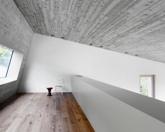 House Tuggen with concrete ceiling and gallery with atelier window to the north