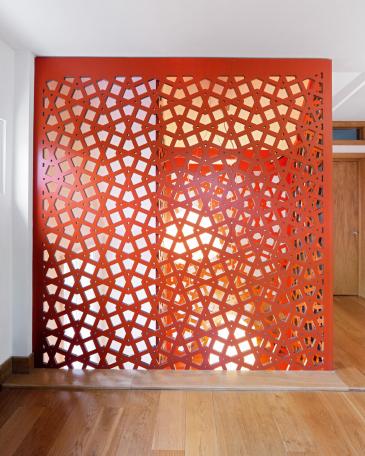 Treppeninstallation London Dachgeschoss mit Lichtschacht aus gelaserten MDF Platten