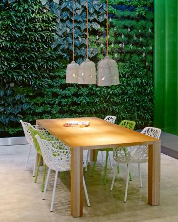 Showroom Creaplant meeting table in oak in front of vertical garden 