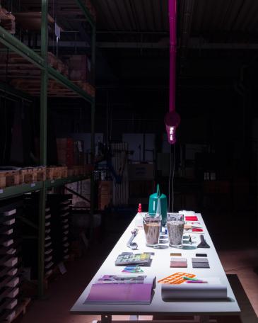 Designers’ Saturday 2014 Arbeitstisch Creaplant mit Arbeitsutensilien