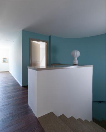 Altstadthaus Aarau mit Treppe und farbiger Wand