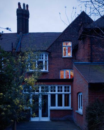 Treppeninstallation London Gartenansicht des Hauses an der Themse mit Blick ins Treppenhaus