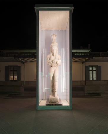 Osiris Ausstellung Museum Rietberg Einhausungen in feuerverzinktem Stahl und Polycarbonatplatten Kolossalstatue Hapi vor der Villa Wesendock bei Nacht