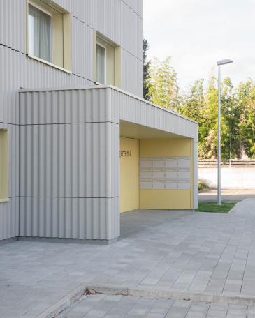 Umbau Mehrfamilienhäuser im Baumgarten in Tann Detail Eingangsbereich und der Briefkastenanlage 