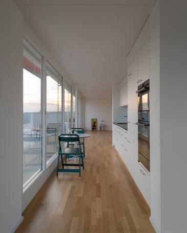 Conversion of apartment buildings on Baumgarten in Tann Extension of loft living room with view from the dining room into the kitchen and living room 