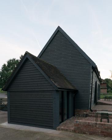 Umbau Scheune Chapel house farm in Oakwoodhill Surrey Anbau mit Bad und Küche auf einen Vorplatz aus Backsteinen ausgerichtet 