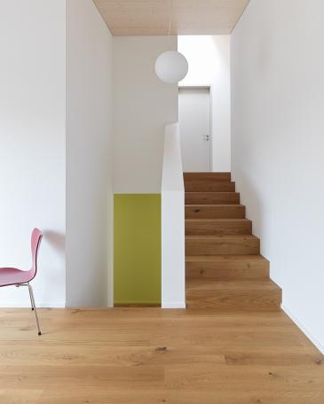 haus wangen treppe splitlevel mit eichenparkett belegt und darueber glo ball leuchte von flos