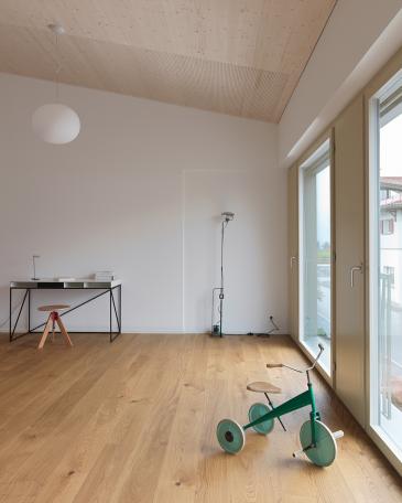 haus wangen musikzimmer mit decke aus holzelementen und akustikbohrung und leuchte glo ball von flos