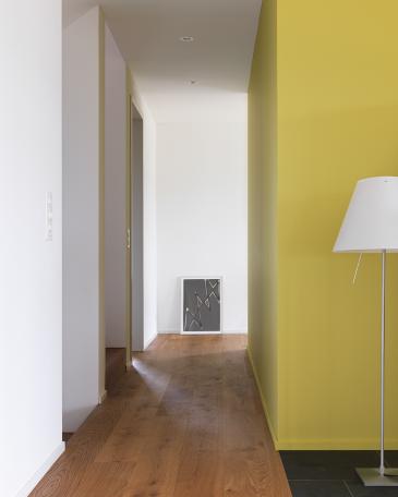 haus wangen gang mit kuechenkern in pale lime von little greene und eichenparkett