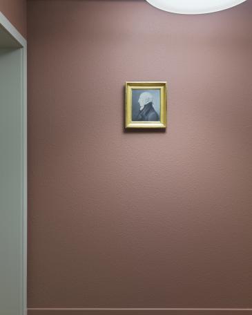 linthverwaltung benken conrad escher von der linth portrait im entree vor ashes of roses wand von little greene und darueber circular schaetti leuchte von joerg boner