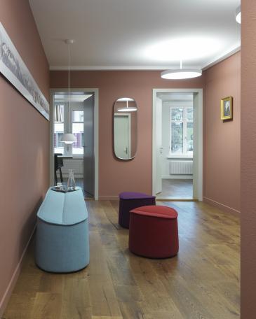 Linthverwaltung Benken_2_ COR Nenou stools and bench by Jörg Boner in front of a Muuto Framed Mirror in the entrance space with Circular Schätti lights