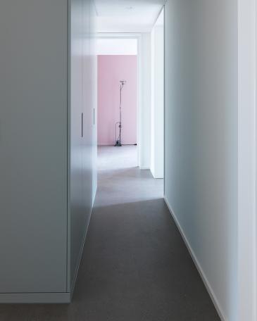 wohnung luzern gang schrankwand mit blick ins kinderzimmer im farbton light peachblossom von little greene