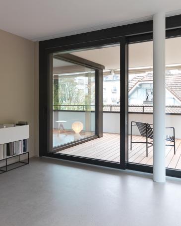 wohnung luzern kinderzimmer gestrichen im farbton rolling fog von little greene mit blick auf die terrasse mit ipe holzrost