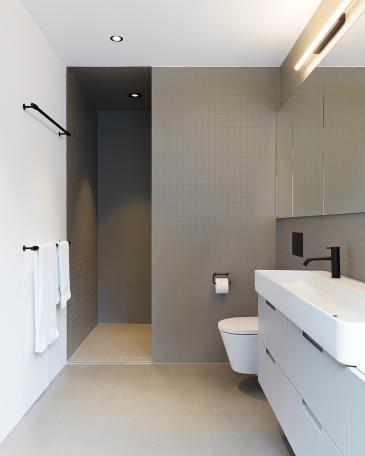 Apartment Lucerne_8_Master ensuite with Vola fixtures in black and Winckelmans tiles in combination with the anhydrite floor