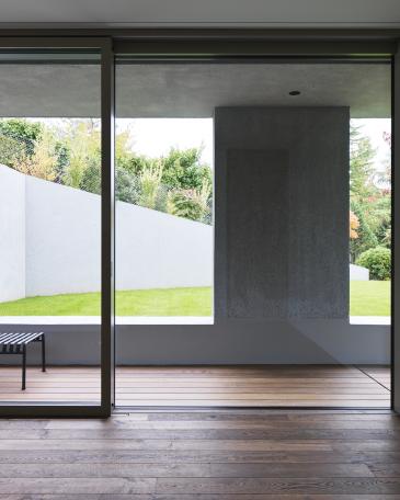 View from the children’s bedroom towards the garden, which is surrounded by a sandblasted concrete wall