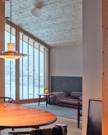 Haus Elva Andermatt Salvan Wand mit Sitzkissen