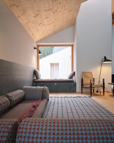 Haus Elva Andermatt Salvan Wand und Fensternische mit Sitzkissen