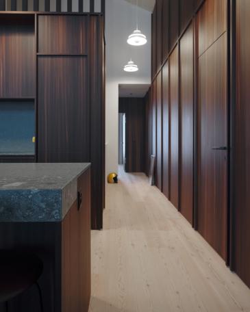 Haus Elva Andermatt Küche mit Bar und Gang in geräucherter Lärche