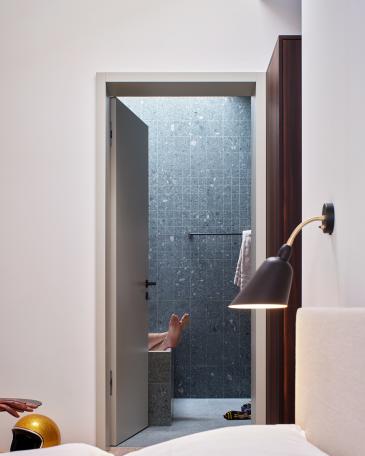 Haus Elva Andermatt Blick vom Schlafzimmer ins Bad