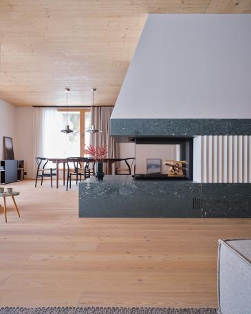 Haus Elva Andermatt Cheminée mit Salvanverkleidung und Strukturkeramik