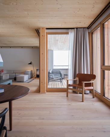 Haus Elva Andermatt Blick ins Wohnzimmer und Terrasse