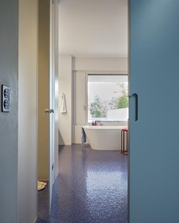 Haus Baden Bad mit kobaltblauem Glasmosaik am Boden