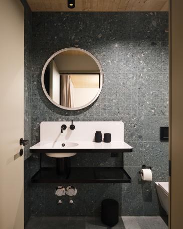 Haus Elva Andermatt Bad mit Salvan Naturstein