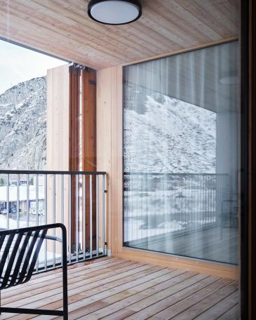 Haus Elva Andermatt Terrasse mit Blick in die Berge