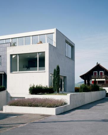 Haus Siebnen mit hinterlüfteter Schieferfassade und Sichtbetonanbau