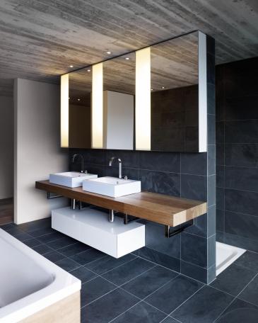 House Tuggen with concrete ceiling and bathroom in slate