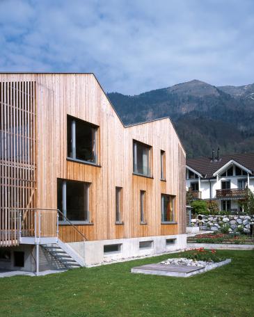 Haus Weesen mit Lärchenholzfassade und Blick auf die Churfirsten 