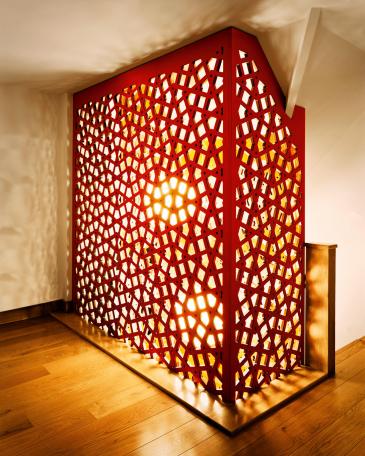 Treppeninstallation London Dachgeschoss mit Lichtschacht aus gelaserten MDF Platten